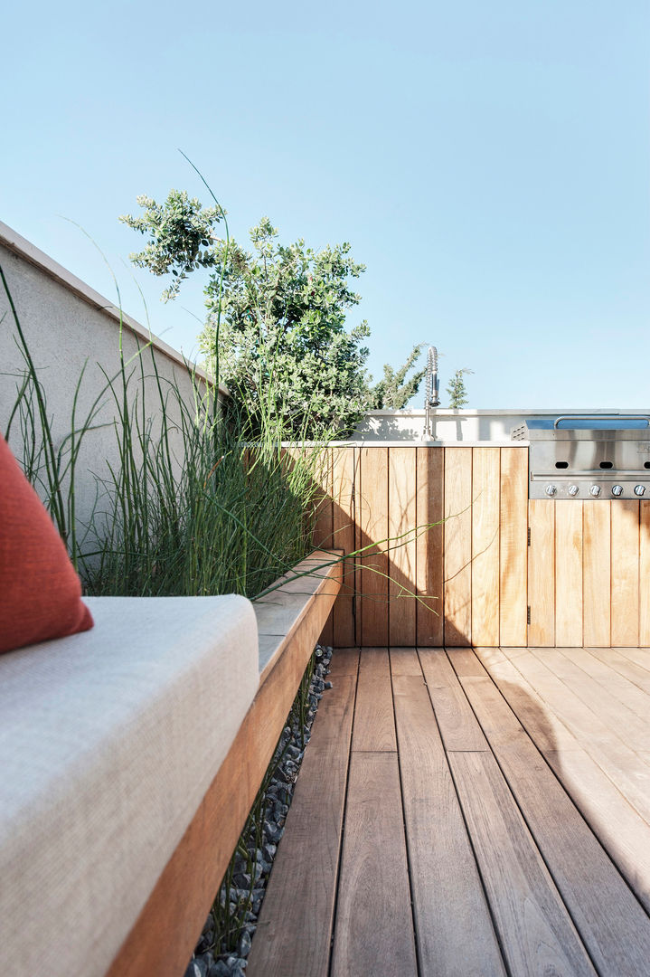 Duplex Penthouse in Tel Aviv, toledano + architects toledano + architects Balkon, Beranda & Teras Minimalis Kayu Wood effect