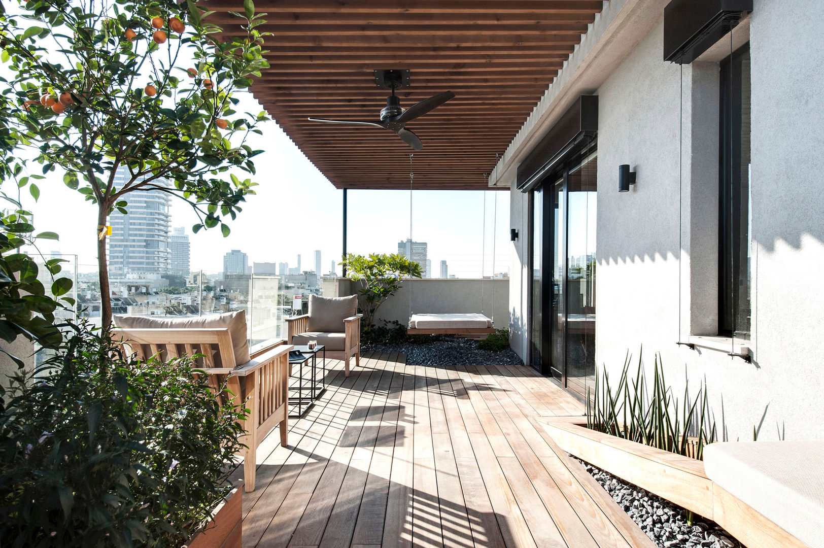 Duplex Penthouse in Tel Aviv, toledano + architects toledano + architects بلكونة أو شرفة خشب Wood effect