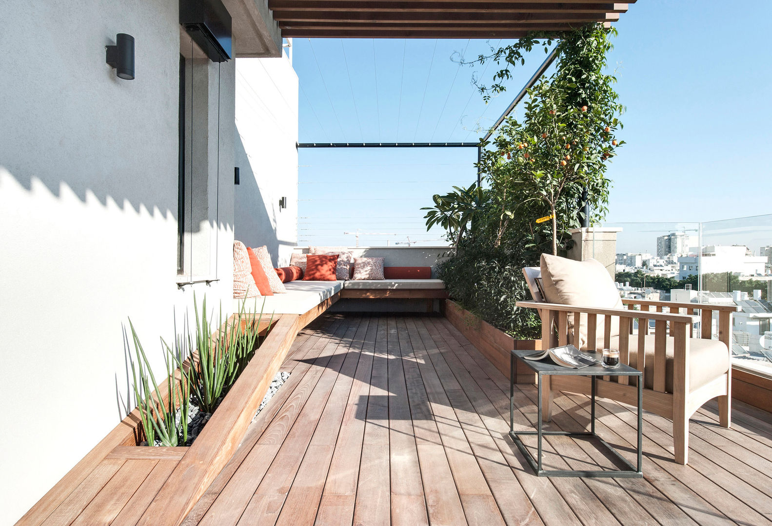 Duplex Penthouse in Tel Aviv, toledano + architects toledano + architects Minimalist balcony, veranda & terrace Wood Wood effect