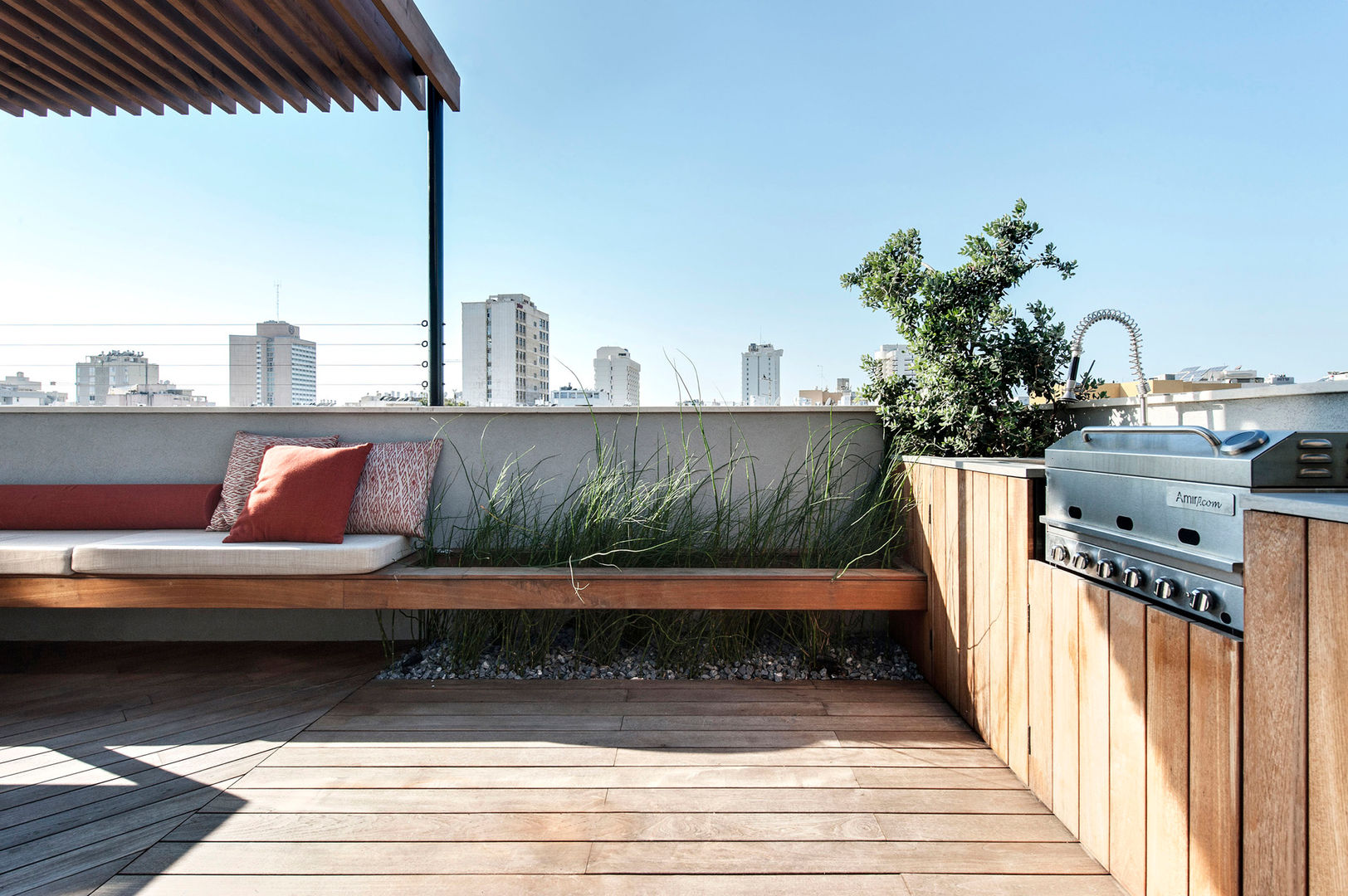 Duplex Penthouse in Tel Aviv, toledano + architects toledano + architects Balkon, Beranda & Teras Minimalis Kayu Wood effect