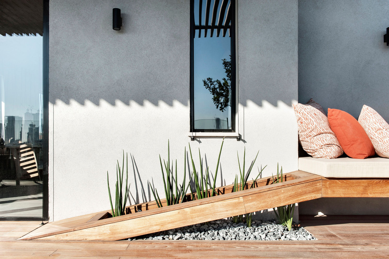 Duplex Penthouse in Tel Aviv, toledano + architects toledano + architects Minimalistischer Balkon, Veranda & Terrasse