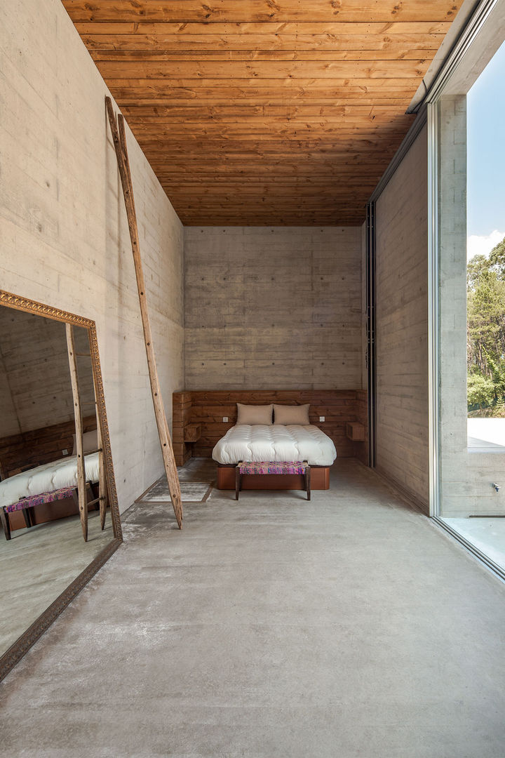 Casa do Gerês, Carvalho Araújo Carvalho Araújo Modern style bedroom Concrete