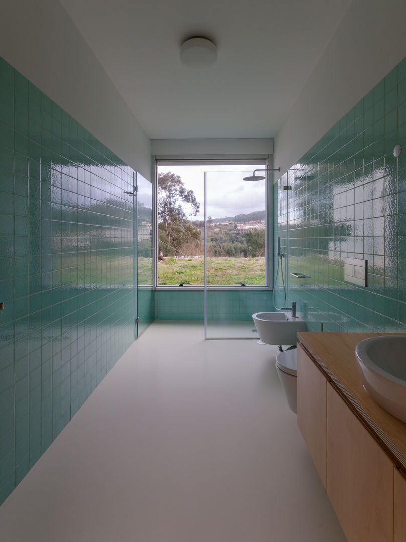 Habitação Unifamiliar Monte dos Saltos, olgafeio.arquitectura olgafeio.arquitectura Minimalist bathroom