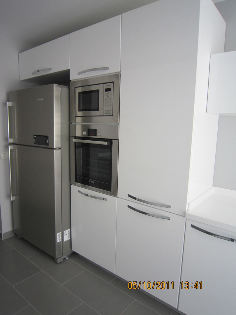 homify Minimalist kitchen Cabinets & shelves