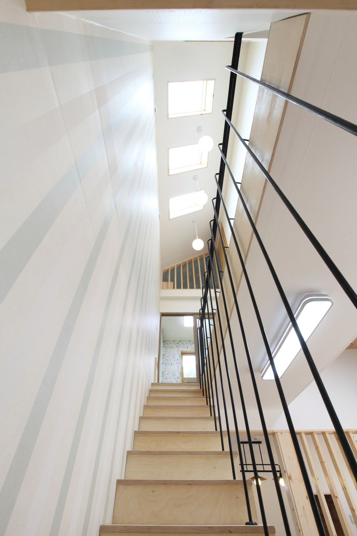 남원주택 - 한가족을 구원하는 방주같은 집, 주택설계전문 디자인그룹 홈스타일토토 주택설계전문 디자인그룹 홈스타일토토 Modern Corridor, Hallway and Staircase