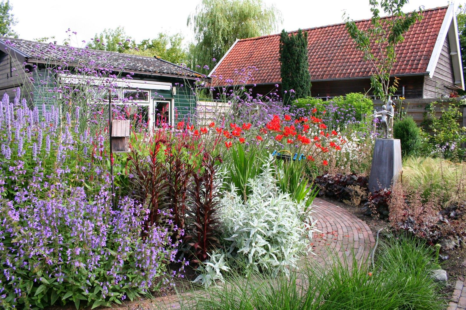 Kleurrijke achtertuin, Carla Wilhelm Carla Wilhelm สวน