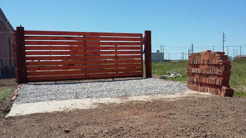 Ingreso a Propiedad (Tierra De Sueños 3), "Serenelli Arquitectura-Construcciones" 'Serenelli Arquitectura-Construcciones' Casas campestres