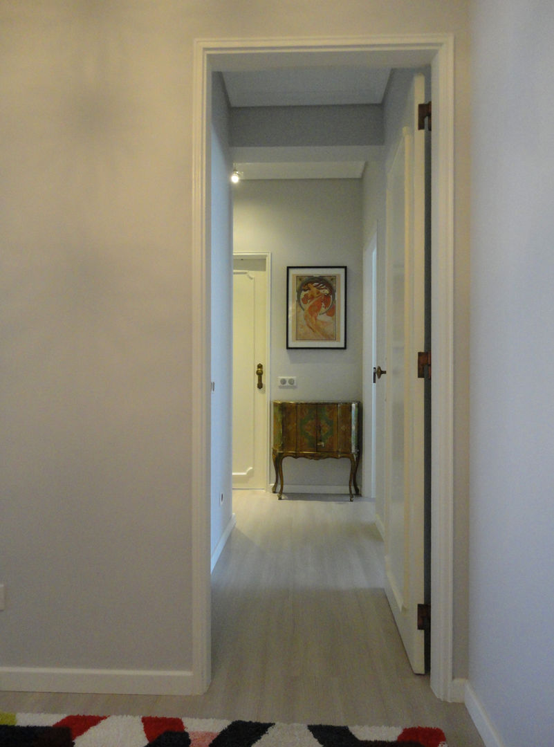 Remodelação de Apartamento, Braço de Prata , Happy Ideas At Home - Arquitetura e Remodelação de Interiores Happy Ideas At Home - Arquitetura e Remodelação de Interiores Modern corridor, hallway & stairs