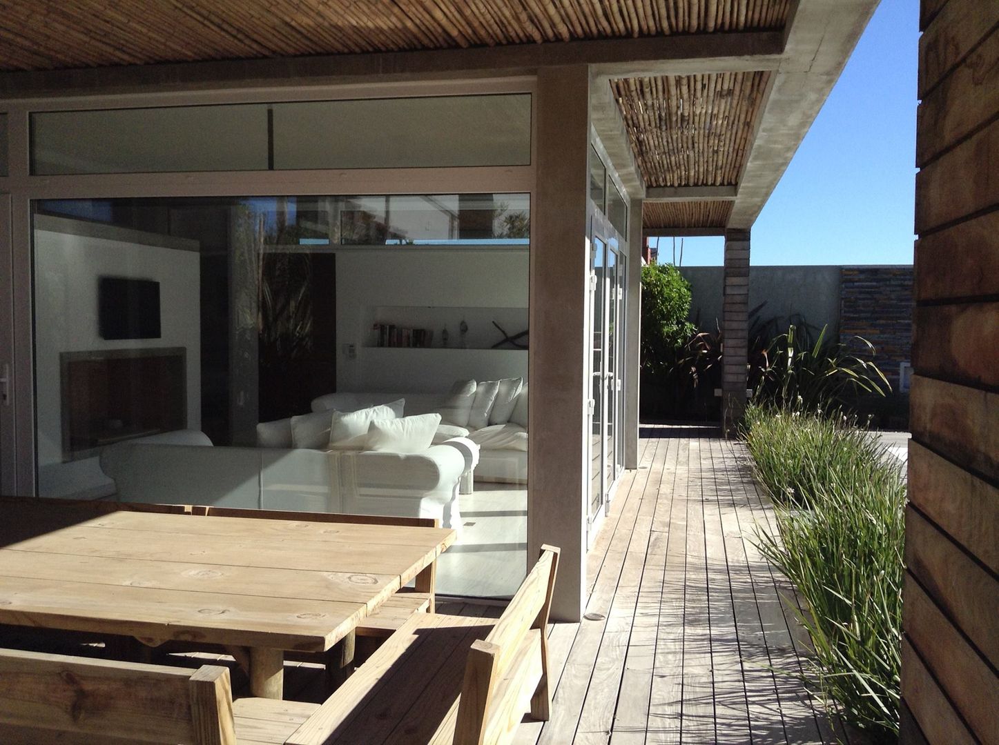 Casa "La Familia", Estudio de arquitectura Vivian Avella Longhi Estudio de arquitectura Vivian Avella Longhi Modern balcony, veranda & terrace