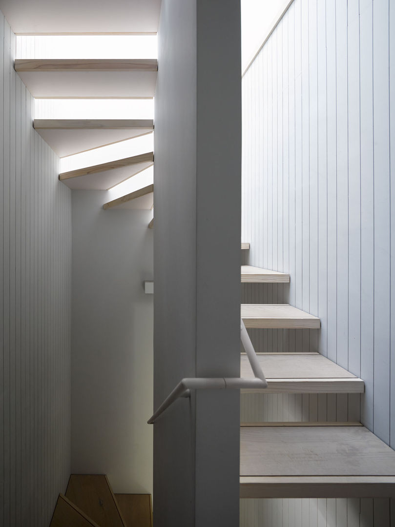 homify Modern Corridor, Hallway and Staircase