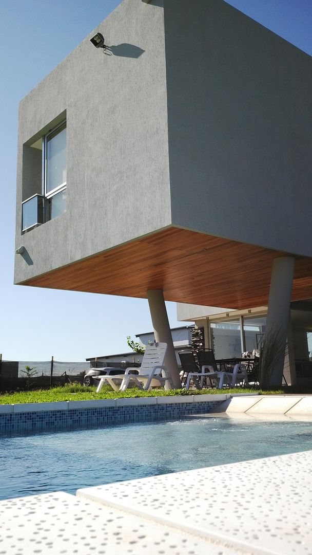 Piscina homify Casas modernas: Ideas, diseños y decoración Ladrillos