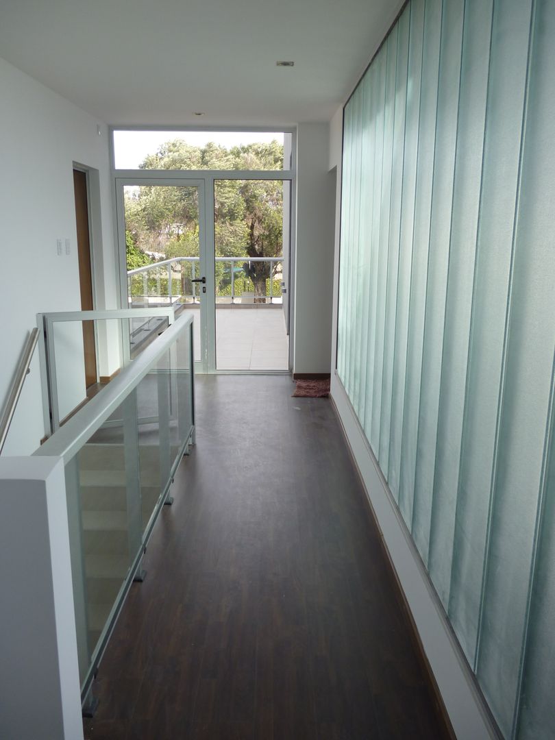 homify Modern Corridor, Hallway and Staircase