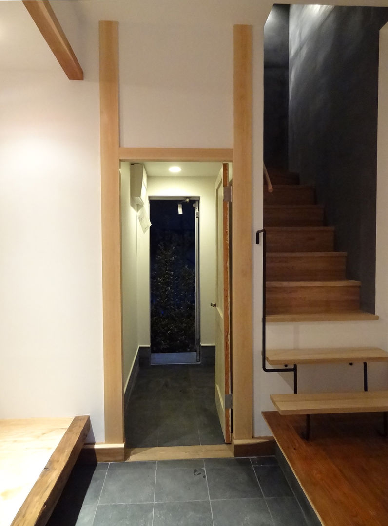 通り庭 戸田晃建築設計事務所 モダンスタイルの 玄関&廊下&階段 石