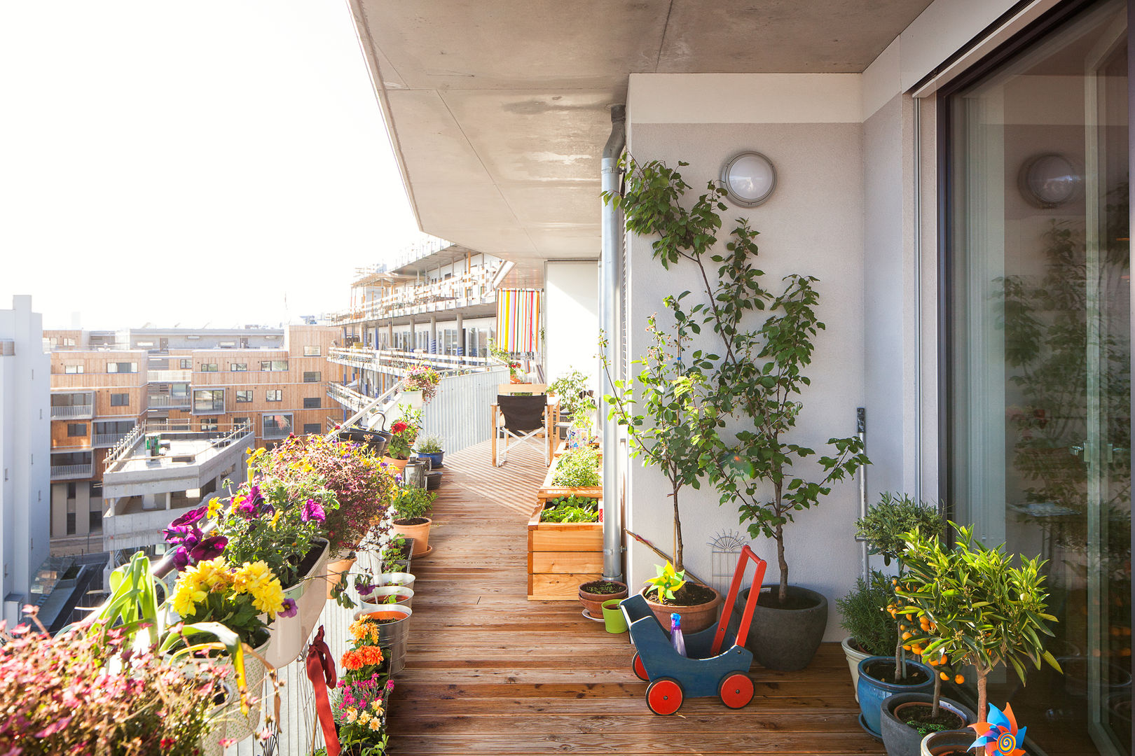 Wohnraumerweiterung pos sustainable architecture Moderner Balkon, Veranda & Terrasse