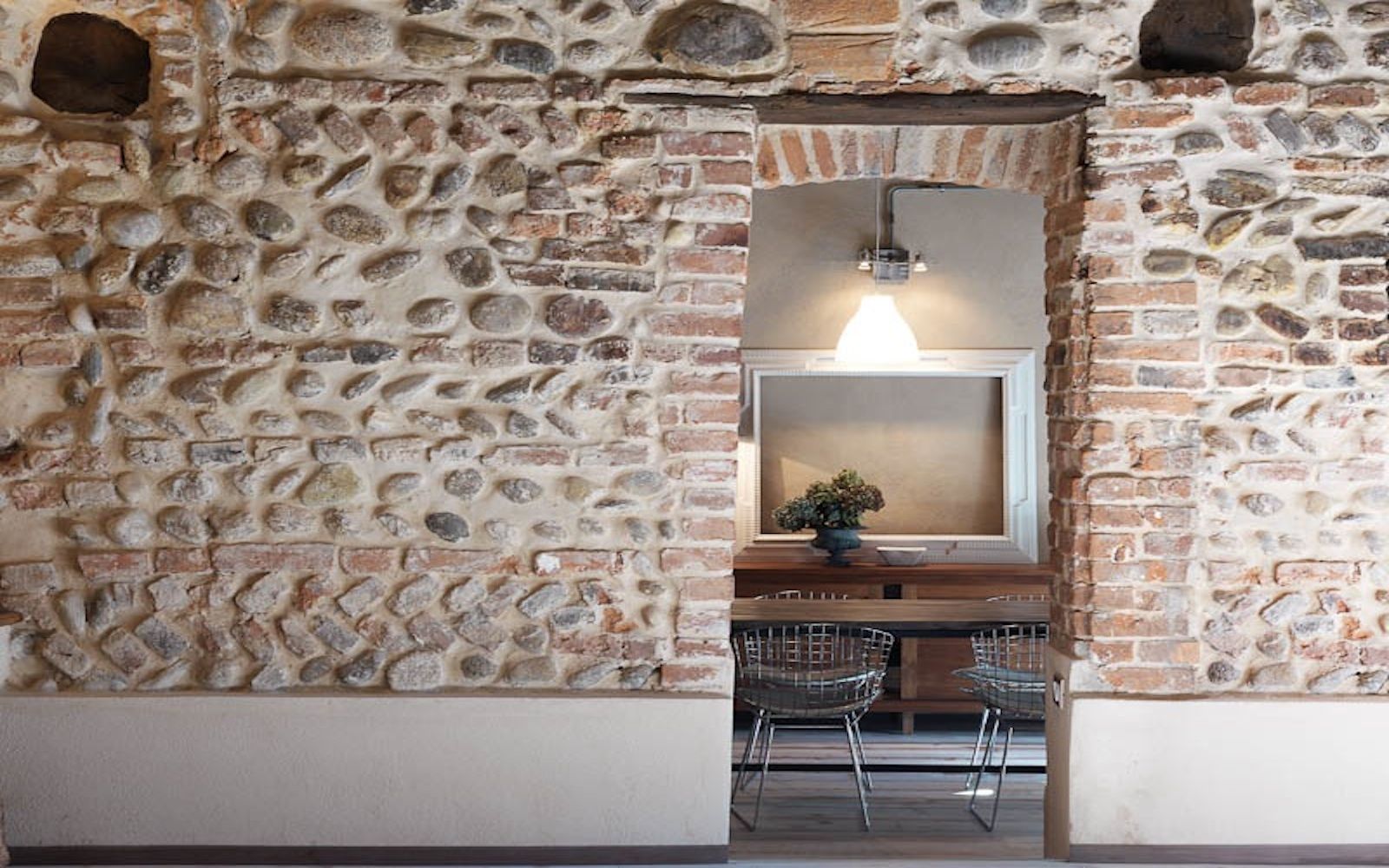 Storica cascina trasformata in moderna country house, Fabio Carria Fabio Carria Rustic style dining room