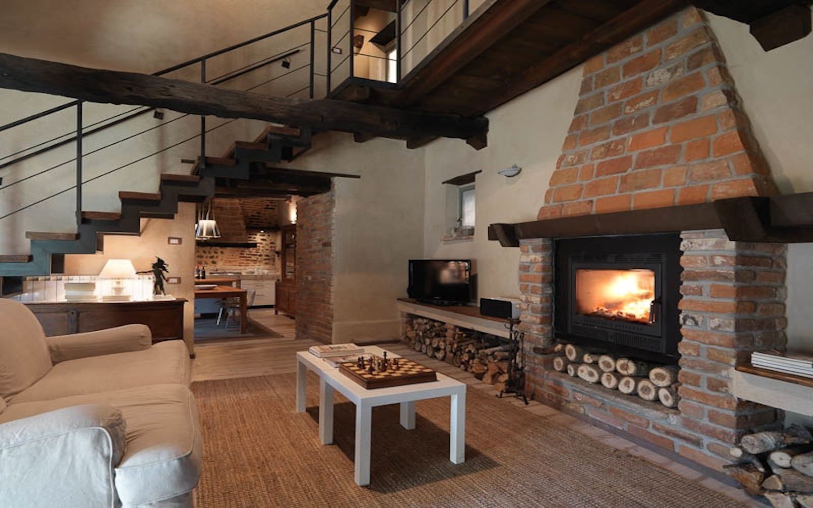 Storica cascina trasformata in moderna country house, Fabio Carria Fabio Carria Rustic style living room