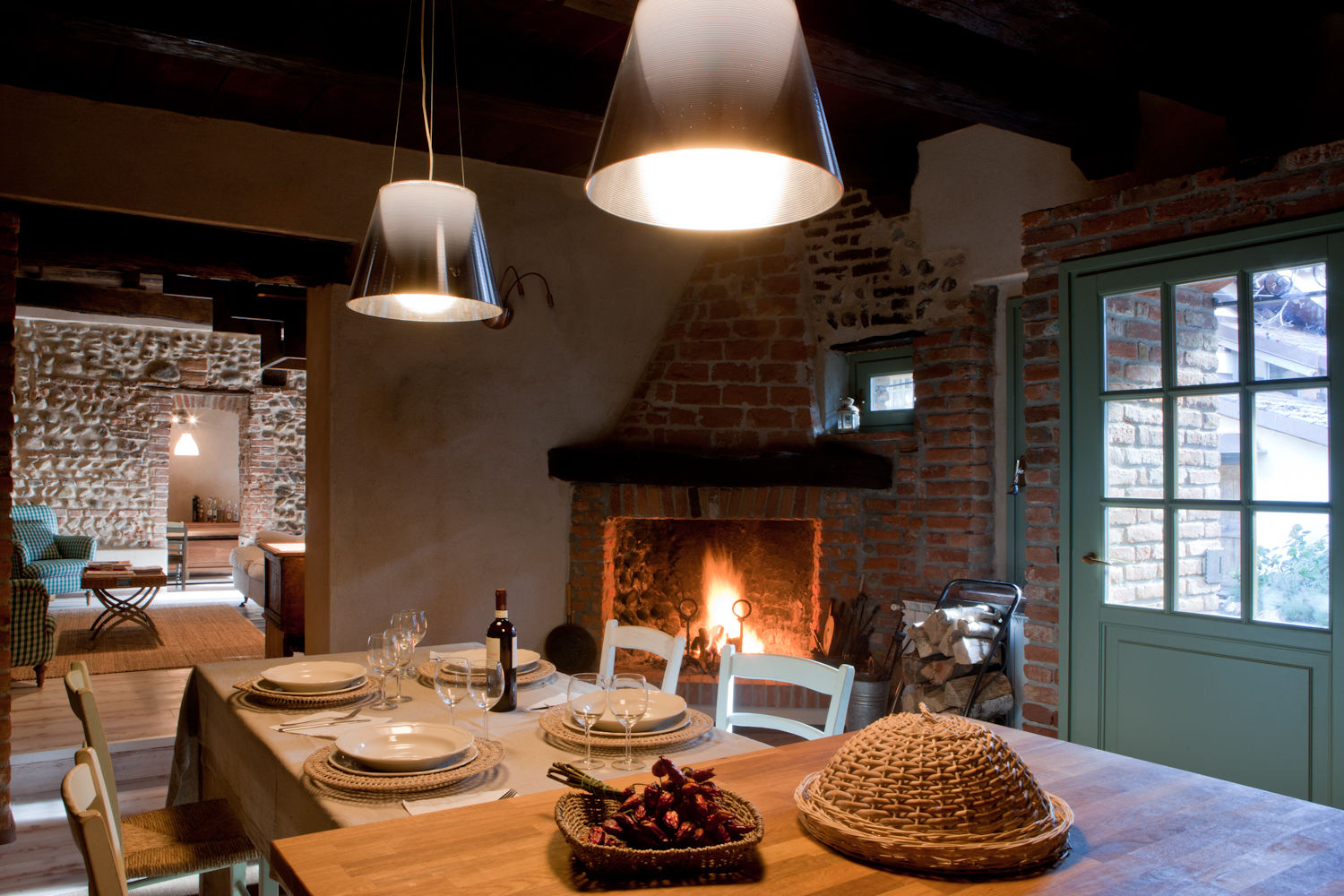 Storica cascina trasformata in moderna country house, Fabio Carria Fabio Carria Dining room