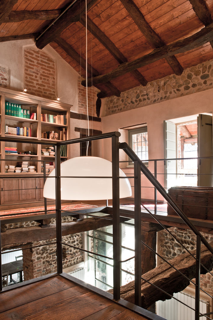Storica cascina trasformata in moderna country house, Fabio Carria Fabio Carria Rustic style corridor, hallway & stairs