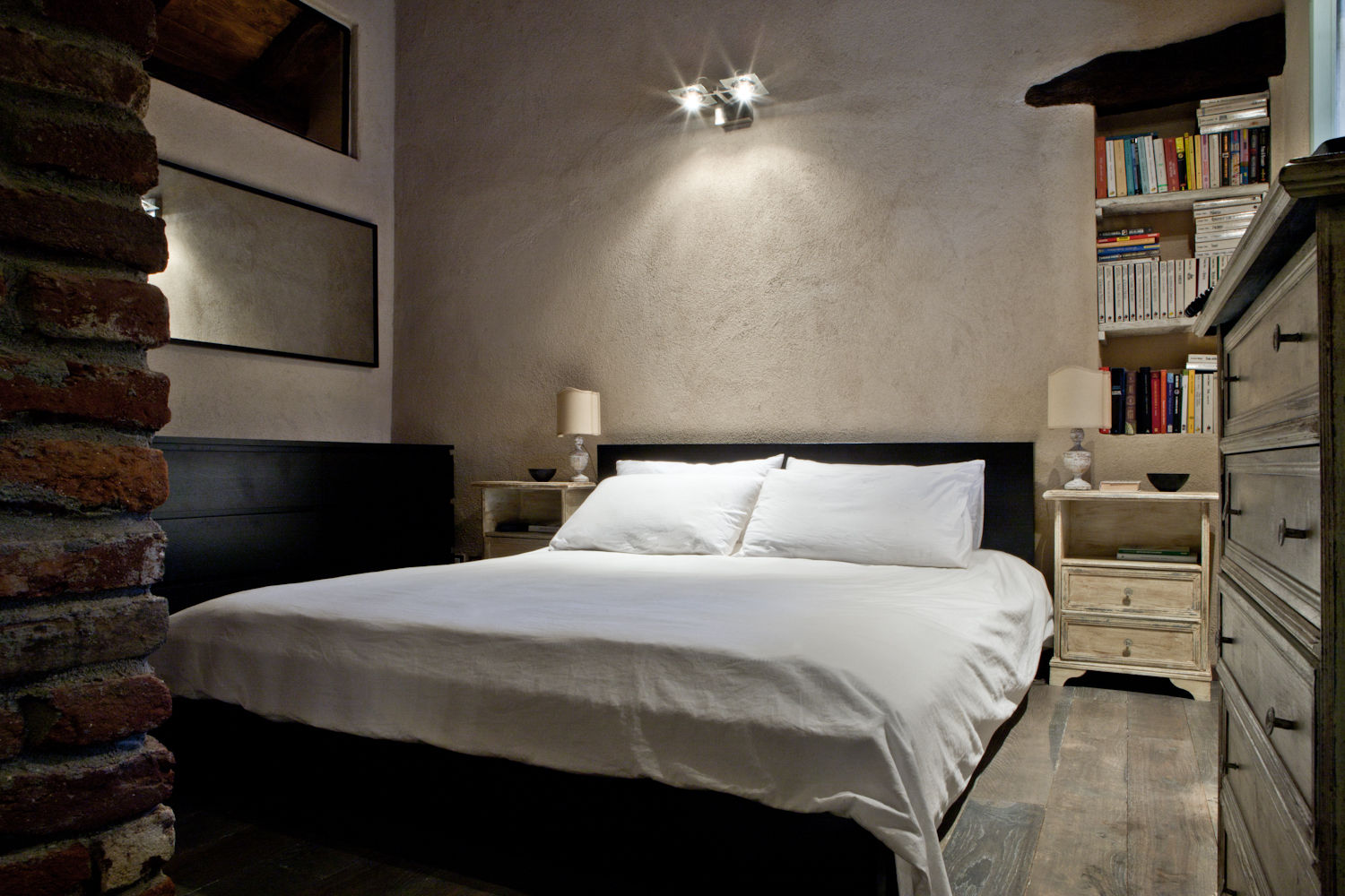 Storica cascina trasformata in moderna country house, Fabio Carria Fabio Carria Rustic style bedroom