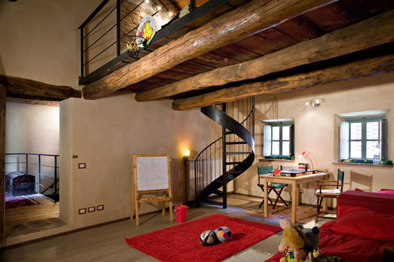 Storica cascina trasformata in moderna country house, Fabio Carria Fabio Carria Rustikale Schlafzimmer