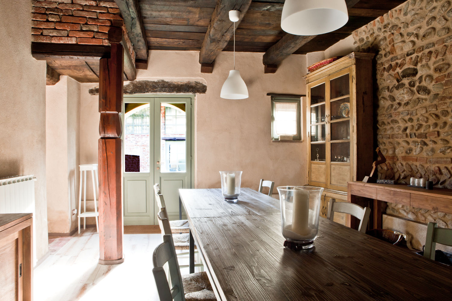 Storica cascina trasformata in moderna country house, Fabio Carria Fabio Carria Rustic style dining room