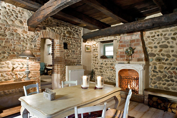 Storica cascina trasformata in moderna country house, Fabio Carria Fabio Carria Rustic style dining room