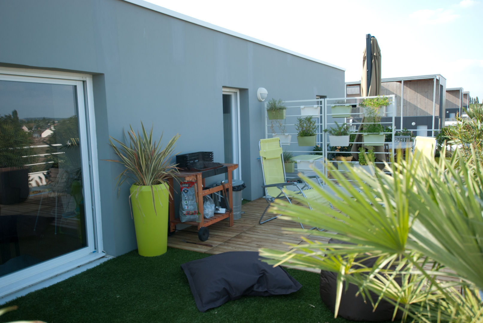Aménagement d’une terrasse plein sud de 45 m², Vertigo jardins Vertigo jardins Balcones y terrazas de estilo moderno