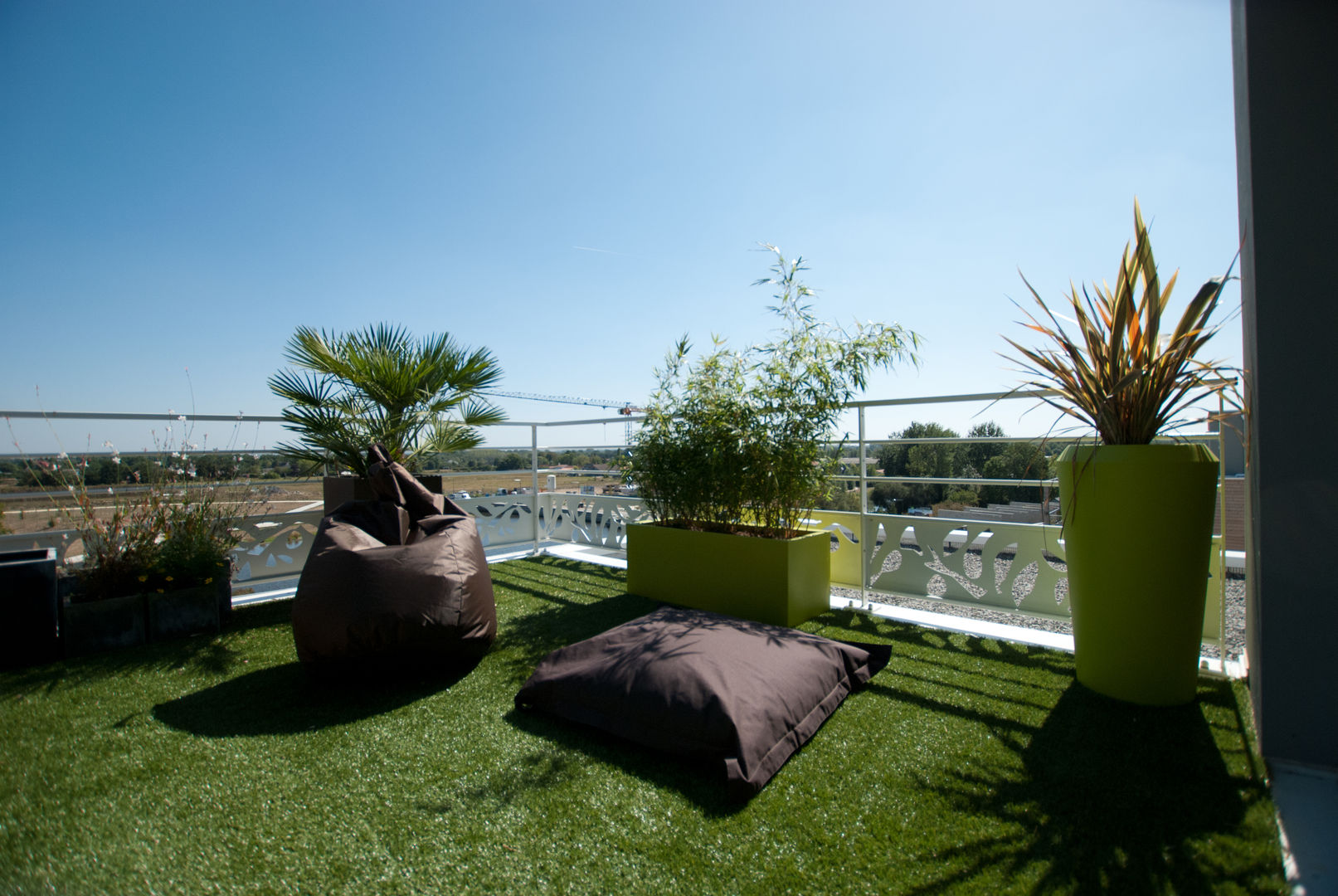 Aménagement d’une terrasse plein sud de 45 m², Vertigo jardins Vertigo jardins Balcone, Veranda & Terrazza in stile moderno