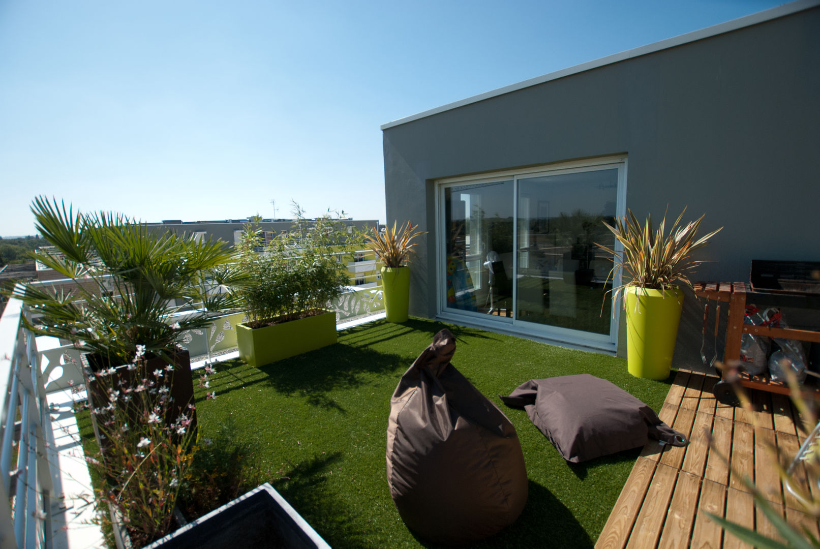 Aménagement d’une terrasse plein sud de 45 m², Vertigo jardins Vertigo jardins Varandas, alpendres e terraços modernos