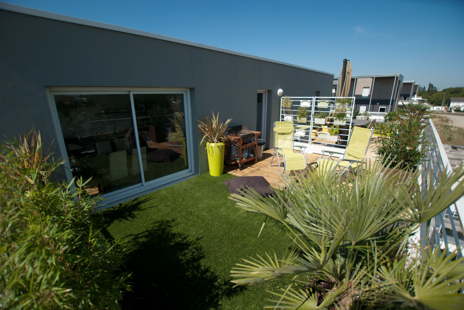 Aménagement d’une terrasse plein sud de 45 m², Vertigo jardins Vertigo jardins Balcones y terrazas de estilo moderno