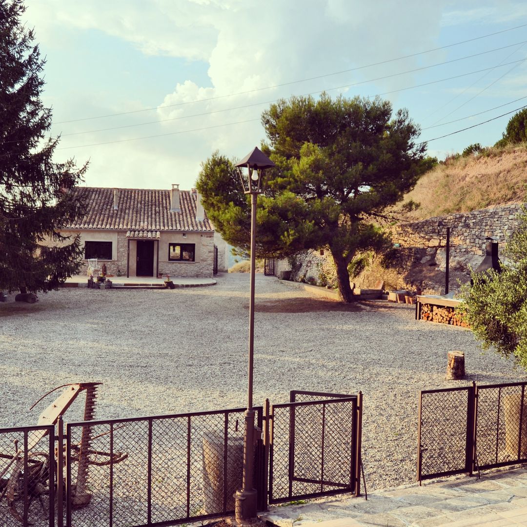 rehabilitación integral de masia, para turismo rural, raddi ARQUITECTES raddi ARQUITECTES Garden پتھر