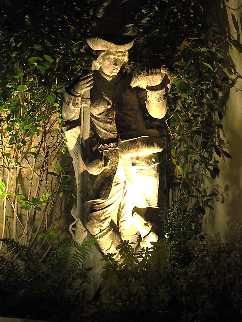 Garden design and vintage stone statue, Bicester, Oxfordshire Decorum . London Klassischer Garten Stein