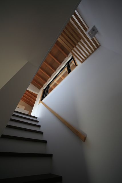 小谷の家, 暮らしの醸造所 暮らしの醸造所 Eclectic style corridor, hallway & stairs