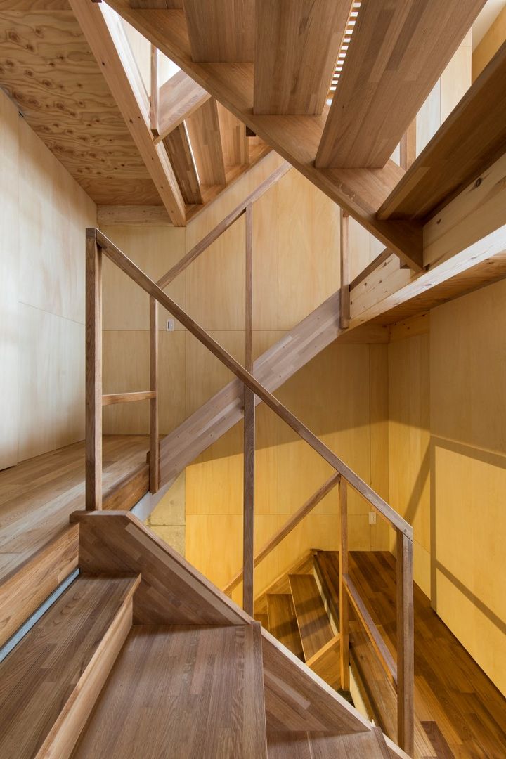 House in Osaki, Kentaro Maeda Architects Kentaro Maeda Architects Pasillos, vestíbulos y escaleras de estilo moderno Madera Acabado en madera