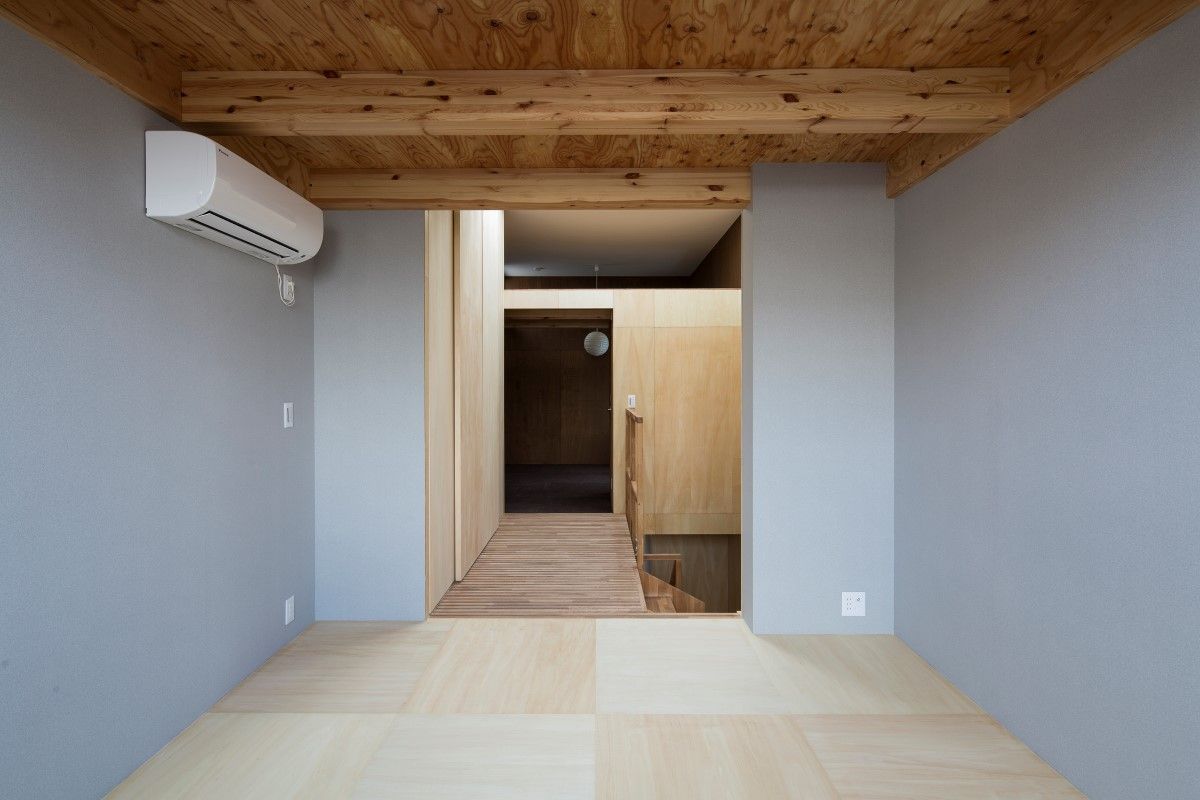 Bedrooms and Stairs Kentaro Maeda Architects Modern Bedroom