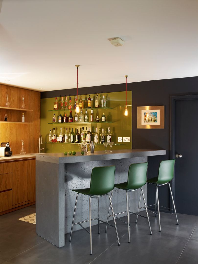 Fully fitted bar area Holloways of Ludlow Bespoke Kitchens & Cabinetry ห้องครัว คอนกรีต