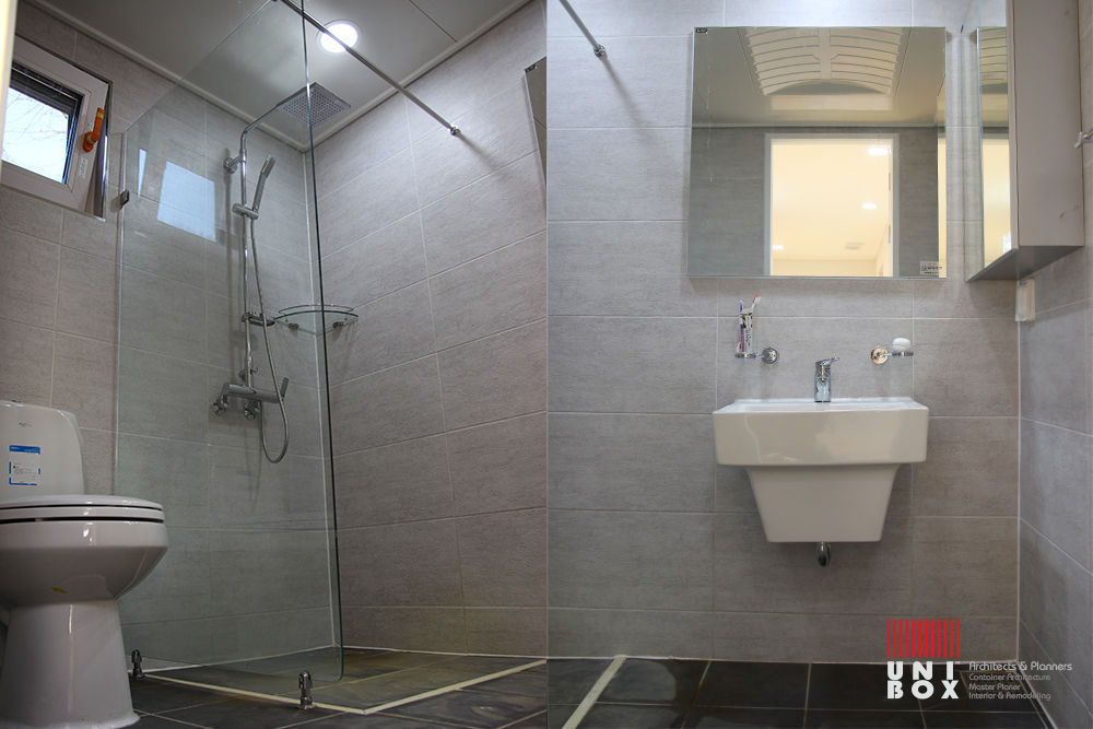 homify Modern bathroom