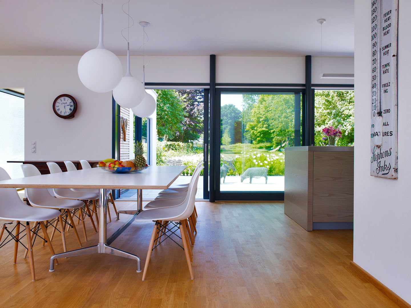 Dining room Baufritz (UK) Ltd. Salle à manger moderne