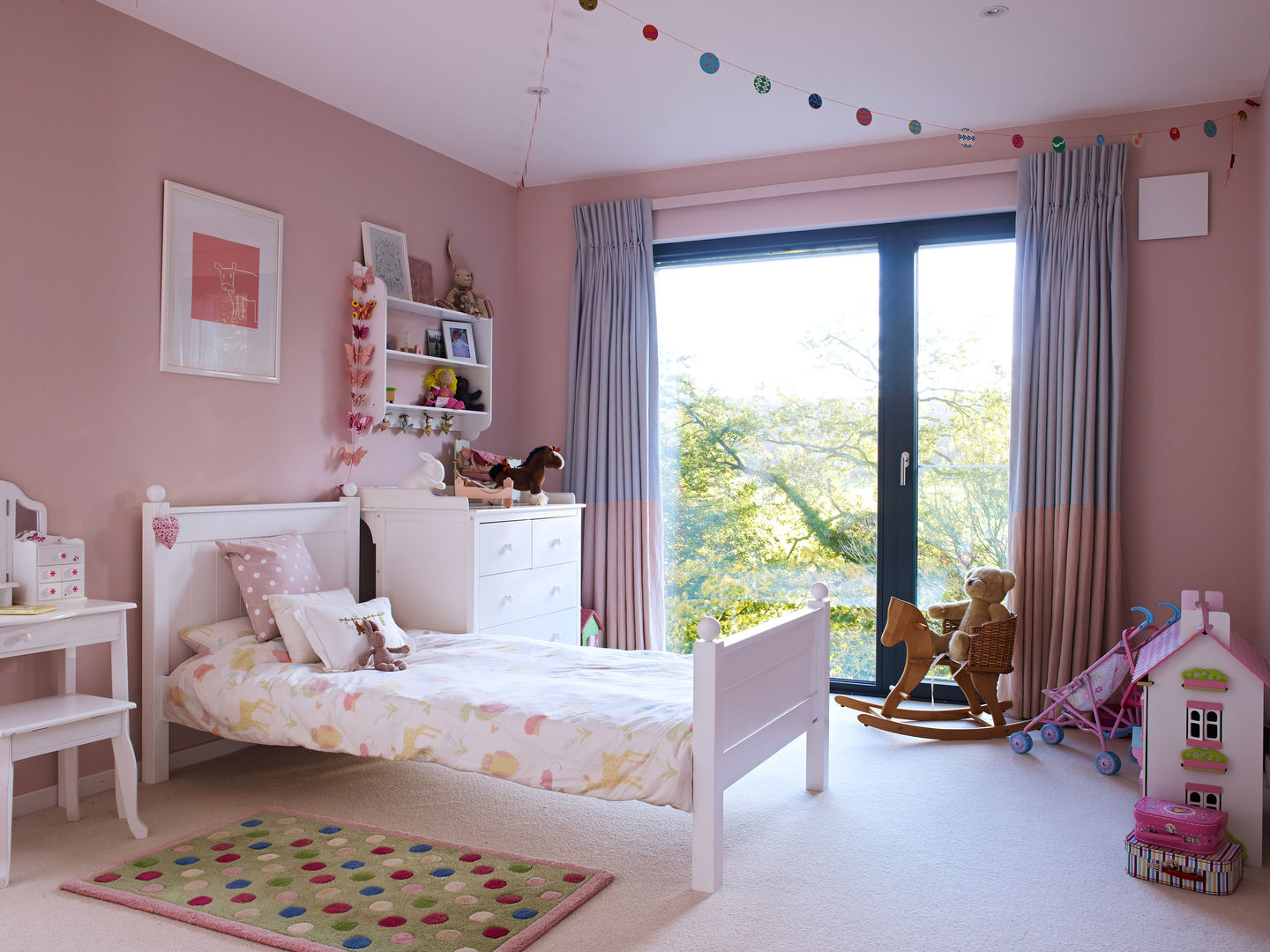 Kid's room Baufritz (UK) Ltd. Quarto infantil moderno