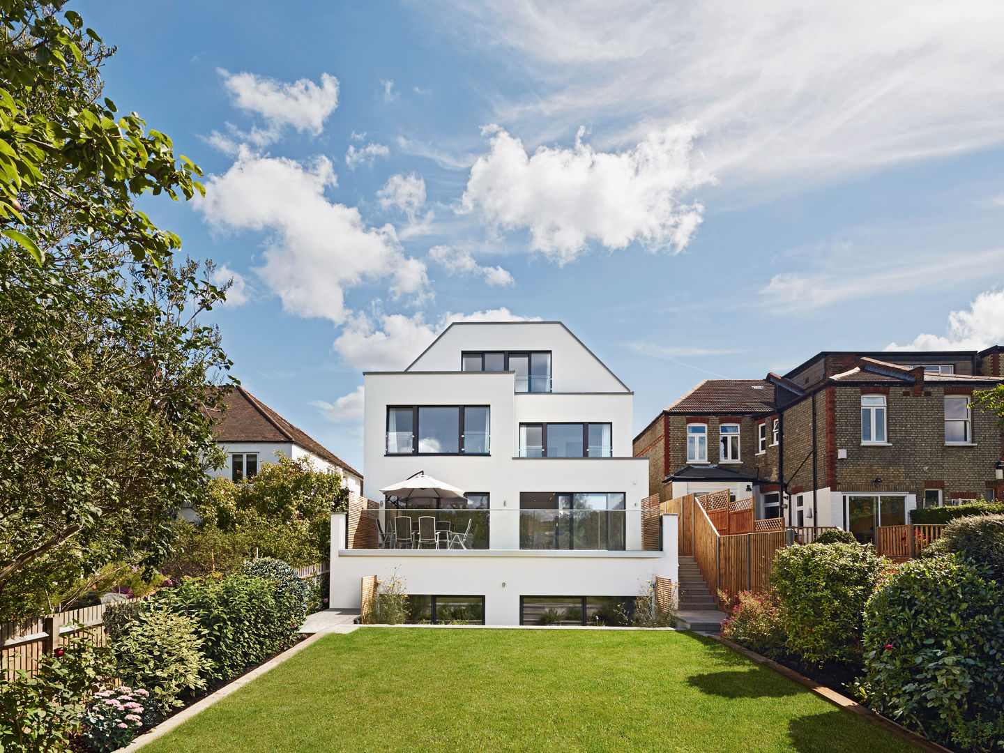 Exteriors Baufritz (UK) Ltd. Casas estilo moderno: ideas, arquitectura e imágenes