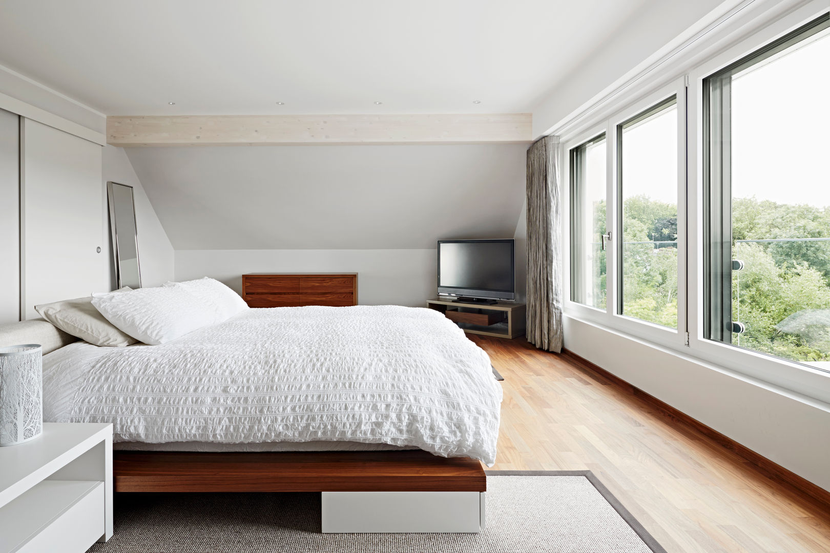 Bedroom Baufritz (UK) Ltd. 모던스타일 침실