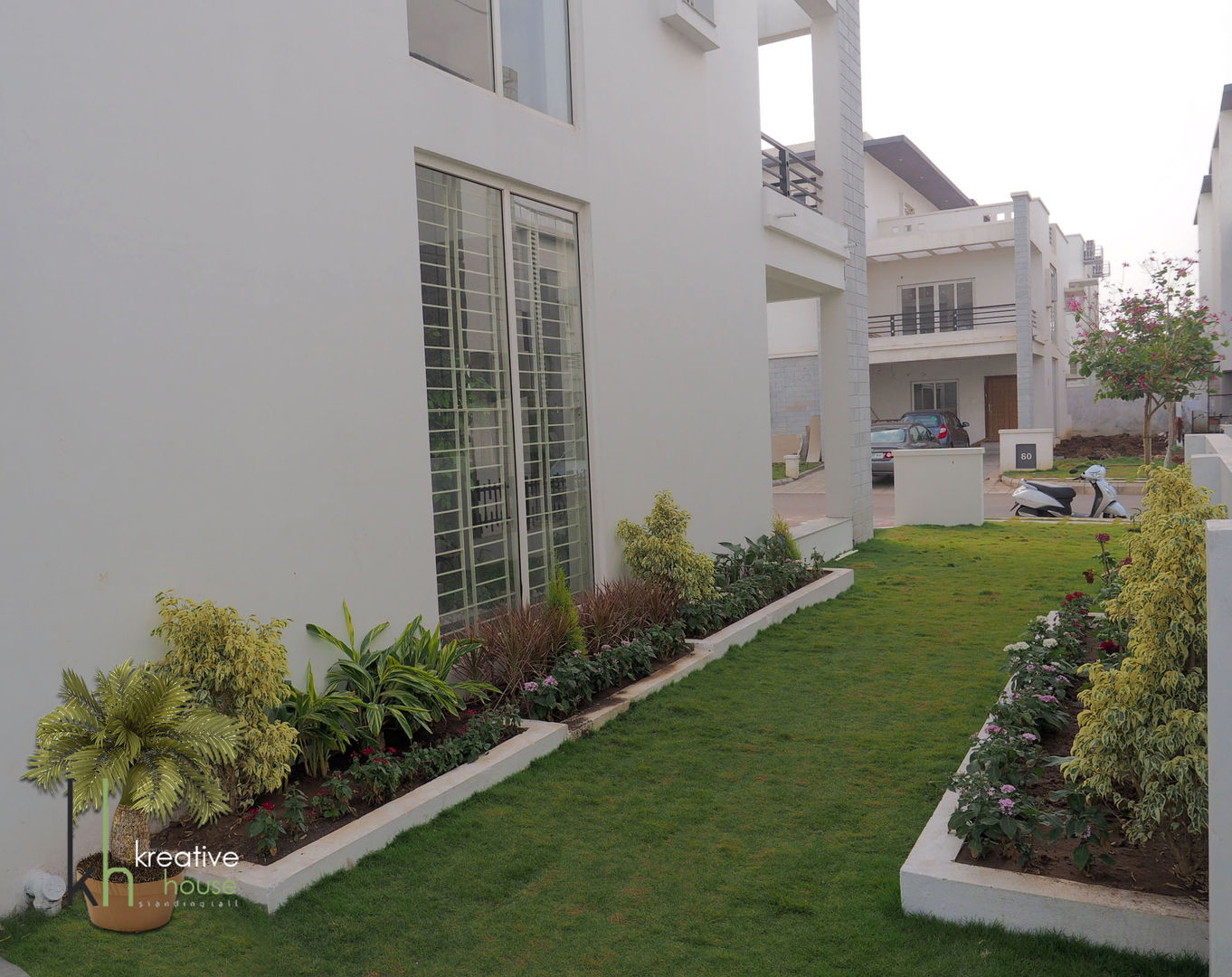 BUDDHA MURAL AND BODHI TREE THEMED INTERIORS FOR A VILLA IN HYDERABAD, KREATIVE HOUSE KREATIVE HOUSE Taman Gaya Eklektik