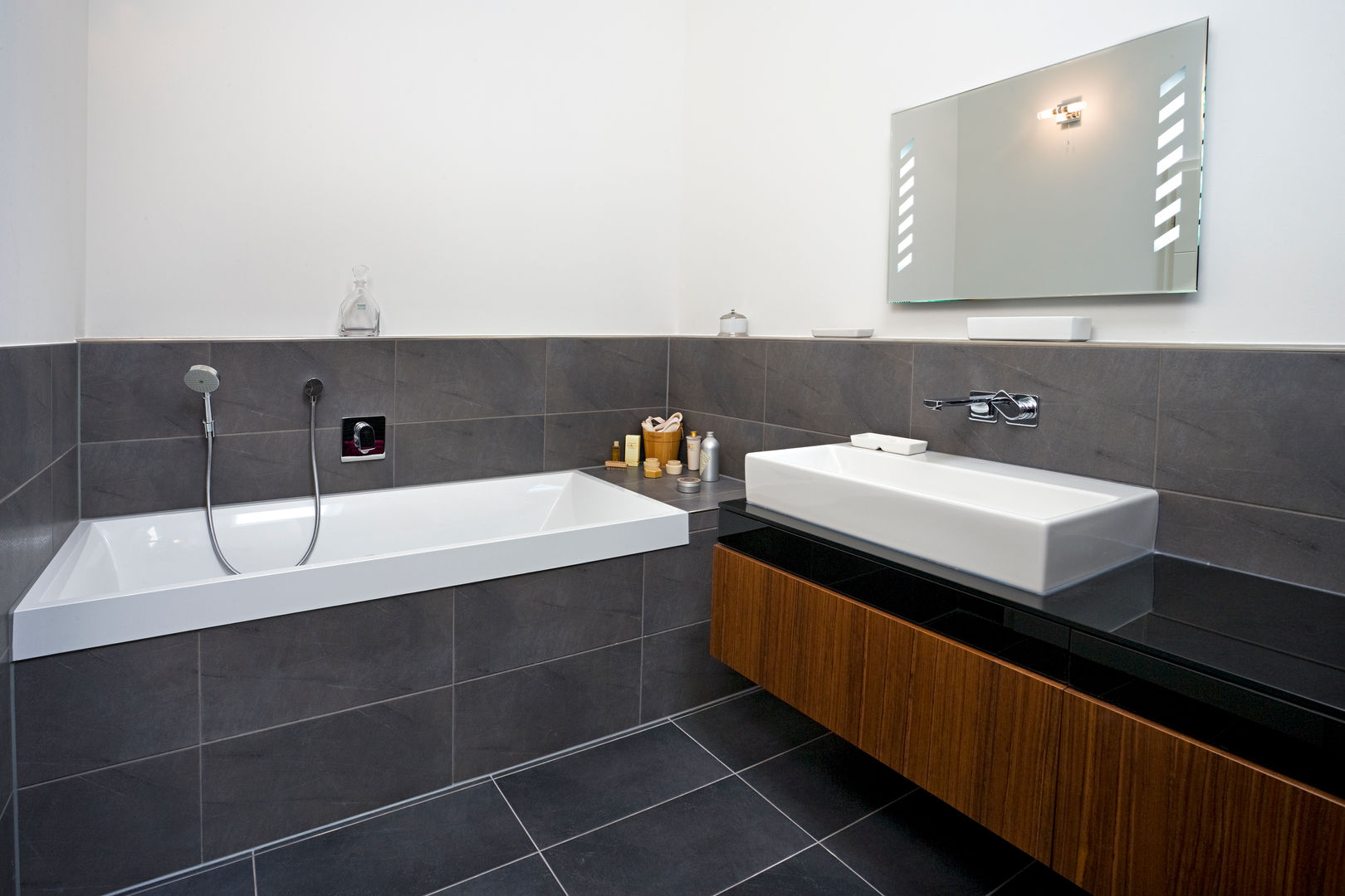 Bathroom Baufritz (UK) Ltd. Ванная комната в стиле модерн