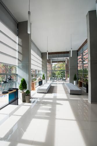 Lobby Finito Apartamentos para Coninsa Ramón H, Maria Mentira Studio Maria Mentira Studio Eclectic style corridor, hallway & stairs Wood Wood effect Accessories & decoration