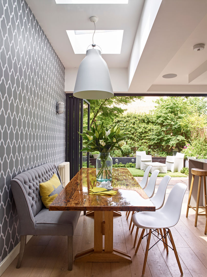 Dining area with garden view Holloways of Ludlow Bespoke Kitchens & Cabinetry 모던스타일 주방 솔리드 우드 멀티 컬러 테이블 & 의자