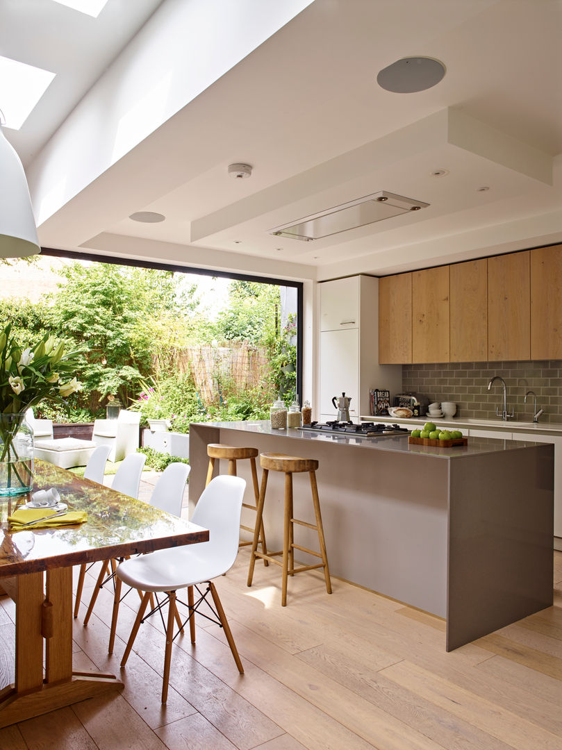 Kitchen Full View including dining space & central island Holloways of Ludlow Bespoke Kitchens & Cabinetry 모던스타일 주방 솔리드 우드 멀티 컬러