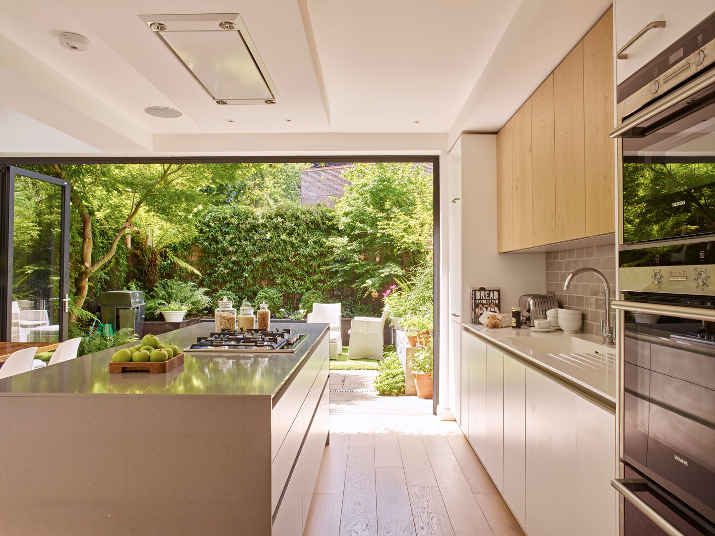 Garden view from kitchen door Holloways of Ludlow Bespoke Kitchens & Cabinetry Modern Mutfak Ahşap Ahşap rengi