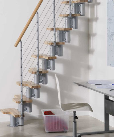 Perfecta para pequeños espacios homify Escaleras Madera maciza Multicolor Escaleras