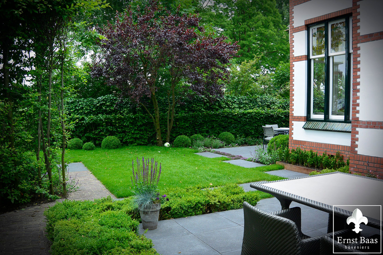 Speelveld voor de kinderen Ernst Baas Hoveniers B.V. / Ernst Baas Tuininrichting B.V. Klassieke tuinen Plant,Gebouw,Tafel,Venster,Plantkunde,Boom,Natuurlijk landschap,Schaduw,Gras,Buitenmeubels