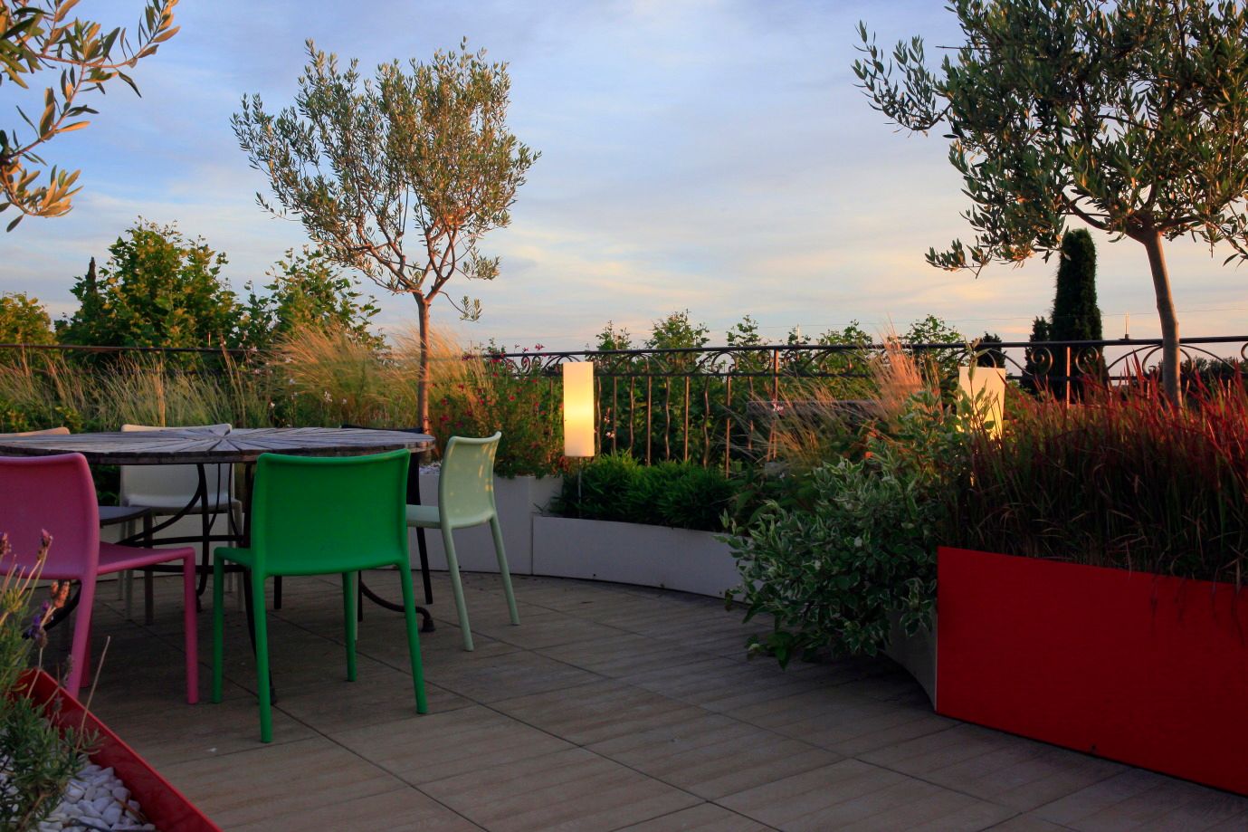 Jardin contemporain sur une terrasse en ville CONCEPTUELLES PAYSAGE ET DECORATION Jardin moderne